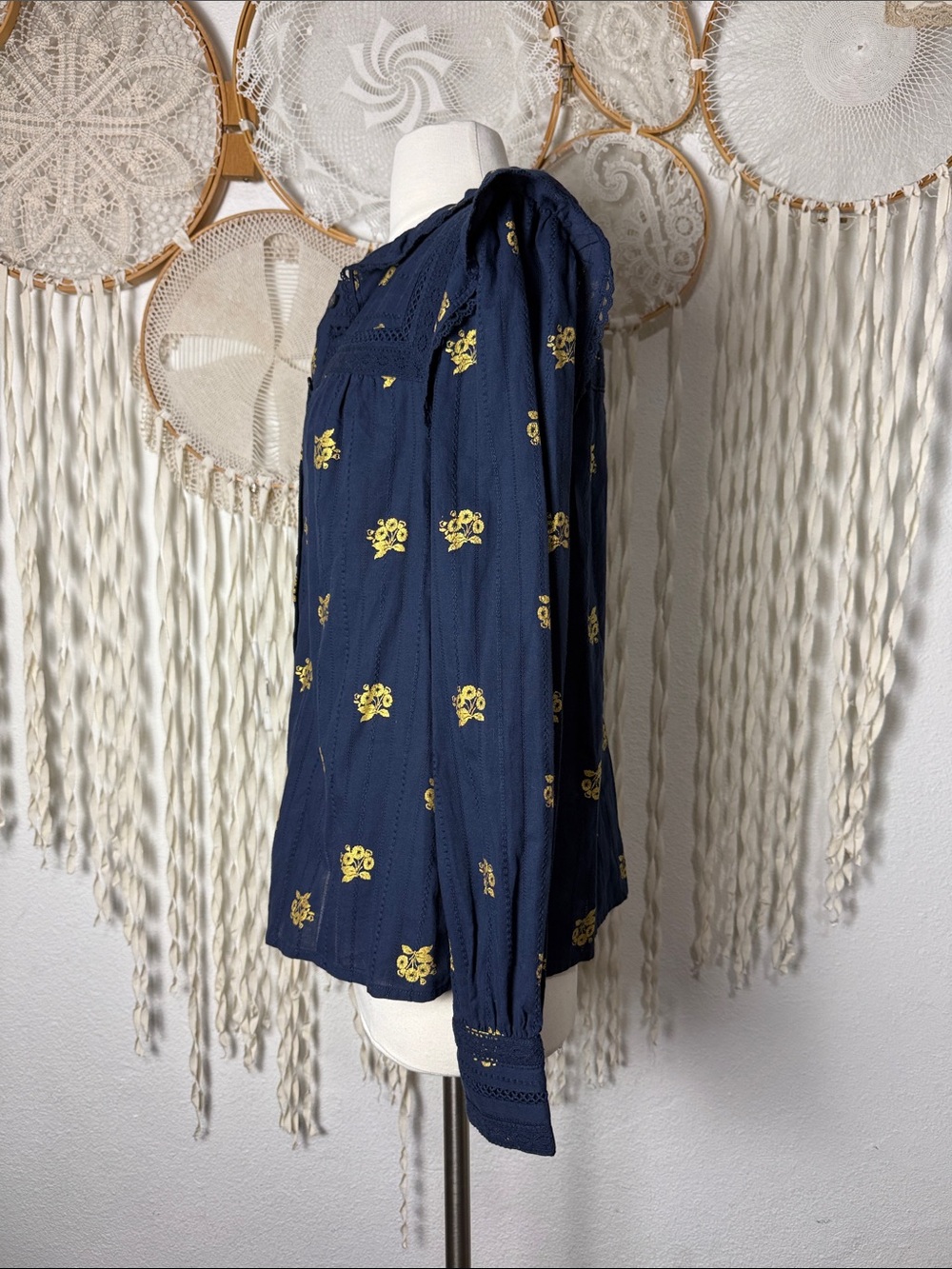 Boden Crochet Trim Ruffle Sleeve Button Down Blouse in Navy and Gold Floral US8 - Picture 3 of 13